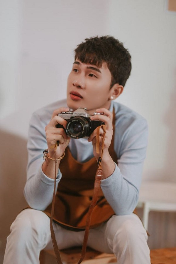 Không chỉ quan tâm đến kênh Youtube mới của Jack, hay lùm xùm với công ty ICM mà nhiều người còn tò mò về thói quen sử dụng mạng xã hội cũng như những món đồ công nghệ mà giọng ca “Sóng gió” sở hữu. Ảnh: FBNV