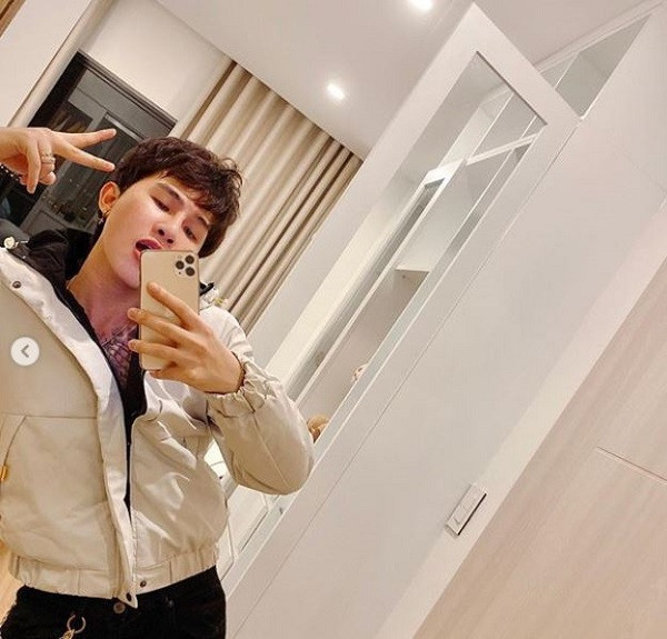 Phiên bản điện thoại iPhone mà Jack sở hữu có màu gold sang chảnh được Apple trình làng tháng 9/2019, với bộ 3 camera khó lẫn với dòng smartphone khác. Ảnh: Instagram NV