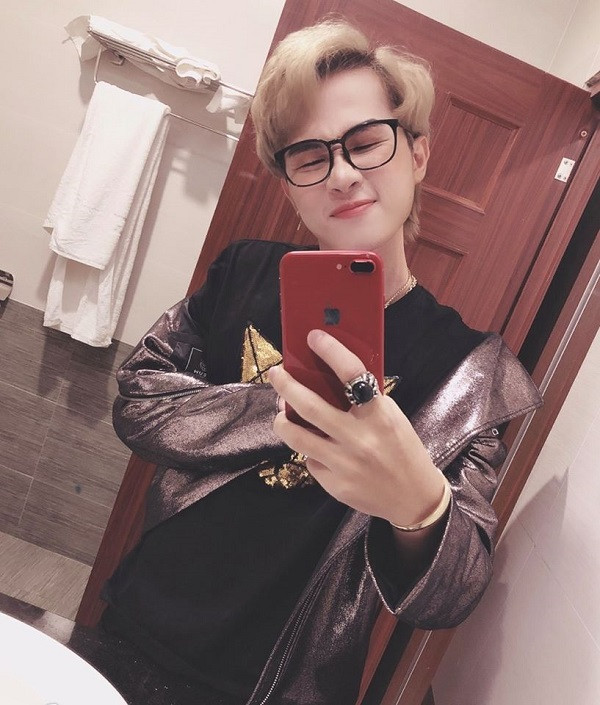 Qua những hình ảnh cá nhân hiếm hoi được Jack đăng tải trên mạng xã hội, có thể thấy chàng ca sĩ gốc Bến Tre cũng được cho là từng sở hữu iPhone 8 Plus với mặt lưng kính màu đỏ dễ nhận. Ảnh: FBNV