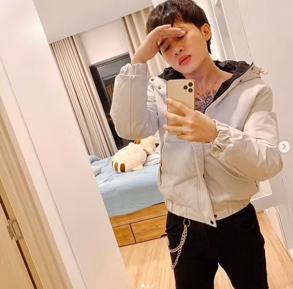 Sau thời gian dài vắng bóng, đầu tháng 2 vừa qua, Jack bất ngờ chia sẻ trên mạng xã hội ảnh selfie nhí nhố bên chiếc iPhone 11 Pro. Đăng ảnh để thông báo tình hình hiện tại và trấn an fan chưa đủ, Jack còn không quên "cà khịa" ai kia cực lầy lội cùng dòng caption: "Nghe nói 200K kia đang bị một thế lực hoạt hình nào đó hack. Lo làm gì!". Ảnh: Instagram NV