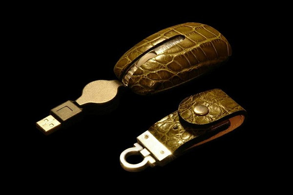 Không chỉ có da trăn, trên thế giới còn có một phiên bản chuột da cá sấu kết hợp với kim cương xanh và vàng 18K nguyên chất. Đi kèm là bộ USD và móc khóa cũng bọc da cá sấu, với tổng giá trị lên tới 17.238 USD.