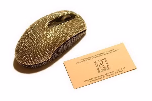 VIP MJ Luxury được làm bằng chất liệu ngọc trắng của Áo và được nạm với rất nhiều viên kim cương bao xung quanh. Hiện tại dòng chuột này khoảng 34.480 USD