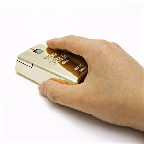 Với chiều dài 104mm, chuột không dây Gold Bullion có cả nút bấm bên trái và phải và một con bi lăn di chuyển. Bên cạnh đó, Gold Bullion có thể tương thích với cả laptop Window và Mac.