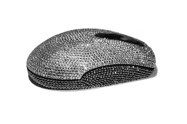 Black Diamond là phiên bản chuột giới hạn của nhà thiết kế Logitech, được nạm những viên kim cương đen cực hiếm trên thế giới. Với mức giá 31.840 USD, đây có lẽ là món đồ mà bất cứ game thủ đại gia nào cũng muốn sở hữu ngay lập tức.