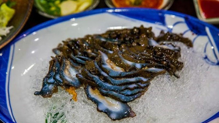 Địa điểm lý tưởng để thưởng thức sản vật này là hòn đảo du lịch Jeju. Sau khi ngâm muối 30 phút, hải sâm được làm sạch nội tạng, thái phần thịt thành từng miếng nhỏ vừa ăn và bày lên đĩa. Món ăn sống kích thích vị giác mang đến trải nghiệm ẩm thực hấp dẫn.