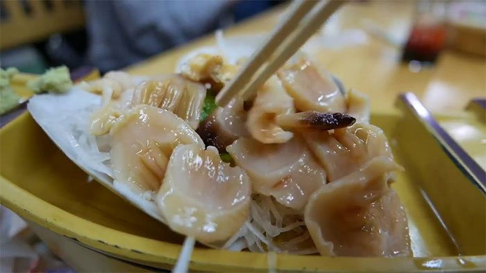 Ốc vòi voi hay sống rải rác tại những thềm cát có san hô ở vùng biển ấm. Phần thịt dai sần sật, ngon với đa dạng cách chế biến như nướng, nấu cháo hoặc ăn sống kèm wasabi.