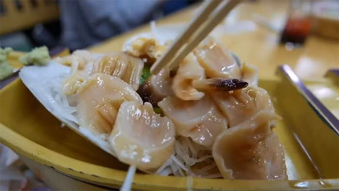 Ốc vòi voi hay sống rải rác tại những thềm cát có san hô ở vùng biển ấm. Phần thịt dai sần sật, ngon với đa dạng cách chế biến như nướng, nấu cháo hoặc ăn sống kèm wasabi.