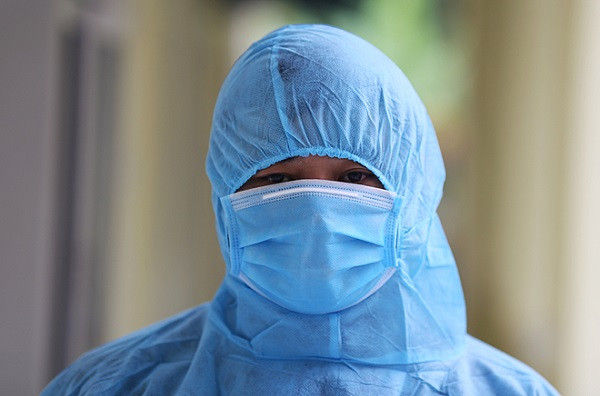 Nghiên cứu cho thấy việc thường xuyên mang khẩu trang y tế đã giảm nguy cơ mắc bệnh lây qua đường hô hấp từ 60-80%. Bởi vậy, các nhân viên y tế và y bác sĩ tuyến đầu chống dịch cần phải được trang bị đầy đủ đồ bảo hộ nhằm hạn chế tối đa nguy cơ lây nhiễm chéo COVID-19.