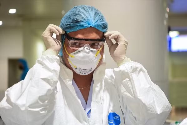 Khẩu trang: Các bác sĩ ở bệnh viện Việt Nam sử dụng loại khẩu trang N95 hoặc khẩu trang y tế đạt tiêu chuẩn trong quá trình chăm sóc, điều trị cho bệnh nhân COVID-19.