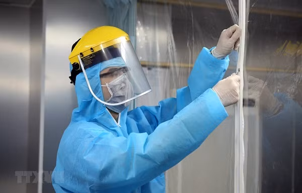 Găng tay y tế: Găng tay nitrile thường được sử dụng trong quá trình chống dịch, vì có hiệu quả bảo vệ hơn loại găng latex. Thậm chí, trong trường hợp xử lý trực tiếp với dịch và giọt bắn của người bệnh, các bác sĩ cần đeo thêm một lớp găng tay.