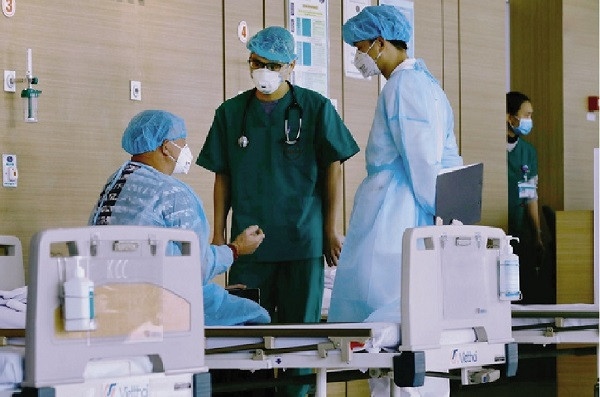 Các phương tiện bảo hộ cá nhân đang đóng vai trò như "bảo bối" cho bác sĩ và nhân viên y tế trong quá trình chăm sóc, điều trị bệnh nhân COVID-19 tại bệnh viện. Không đơn thuần chỉ là một bộ quần áo, chiếc kính nhựa thông thường,... những "bảo bối" phòng hộ cho bác sĩ đảm bảo an toàn và ngăn ngừa nguy cơ lây nhiễm virus.