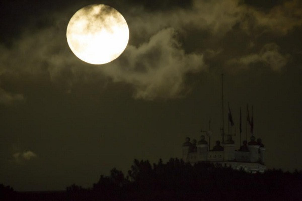 Khoảng cách giữa Mặt trăng và Trái đất khi ấy sẽ là 357.405km.