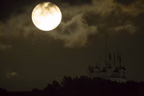 Khoảng cách giữa Mặt trăng và Trái đất khi ấy sẽ là 357.405km.