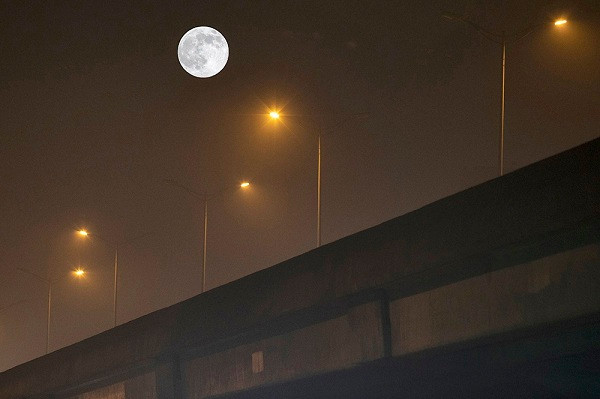 Siêu trăng tháng 3 tại Hà Nội đêm qua. Trời có sương mù nhẹ nhưng vẫn có thể quan sát được siêu trăng.