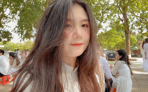 Nhân vật đang được chú ý trên Youtube thời gian vừa qua không thể không nhắc đến cô bạn Nguyễn Diệu Vân, sinh năm 2002. Vân vừa đạt được học bổng 5,7 tỷ ngành Truyền thông của trường Hobart and William Smith Colleges (HWS - Mỹ).