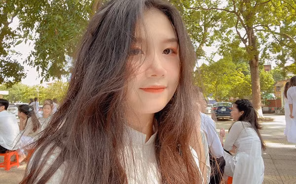 Nhân vật đang được chú ý trên Youtube thời gian vừa qua không thể không nhắc đến cô bạn Nguyễn Diệu Vân, sinh năm 2002. Vân vừa đạt được học bổng 5,7 tỷ ngành Truyền thông của trường Hobart and William Smith Colleges (HWS - Mỹ).