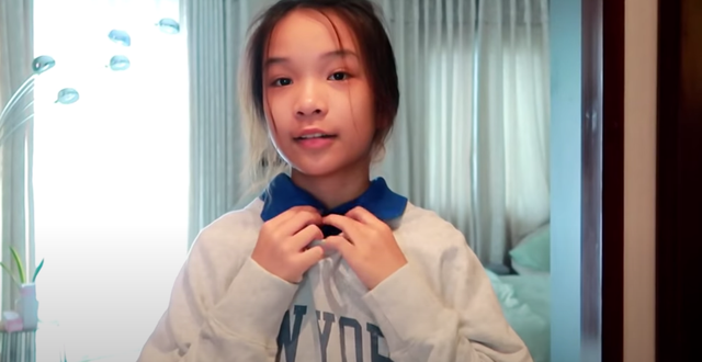 Nữ Youtuber 2K này ghi điểm với khuôn mặt xinh xắn, đáng yêu cùng sự dạn dĩ, hoạt ngôn khi trò chuyện. Dùng thêm fliter cô nàng trông sẽ rạng rỡ hơn nhưng cô bạn cũng "cân" được cả nhan sắc với cam thường luôn.