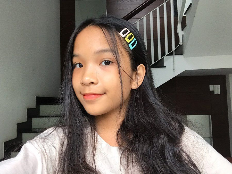 Cô bạn có tên Nguyễn Việt Thiên Thư (sinh năm 2007) cũng là cái tên nổi tiếng trong làng Youtuber Việt hiện nay. Lập kênh riêng từ khi mới học lớp 1, và sau 4 năm Thiên Thư đã sở hữu 522k người subscribe cùng loạt video triệu view một cách đáng kinh ngạc.