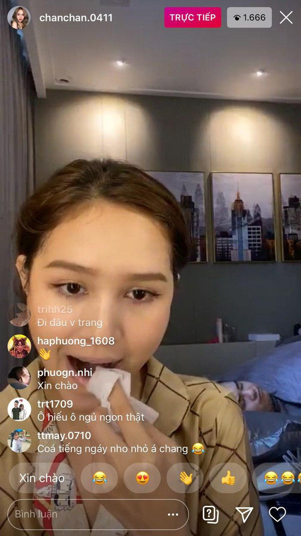 Vốn dĩ sở hữu nhan sắc sắc sảo lai Tây, thế nhưng phải thừa nhận rằng chụp hình qua app giúp cô nàng xinh hơn một chút.