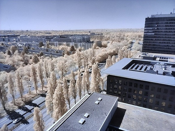 Khi sử dụng chế độ lọc màu Photochrom để chụp cảnh vật sẽ cho ra kết quả khá nghệ thuật thế này, và tất nhiên không có gì được nhìn thấy sau những bức tường dày kia.