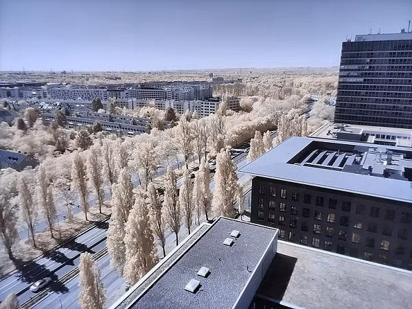 Khi sử dụng chế độ lọc màu Photochrom để chụp cảnh vật sẽ cho ra kết quả khá nghệ thuật thế này, và tất nhiên không có gì được nhìn thấy sau những bức tường dày kia.