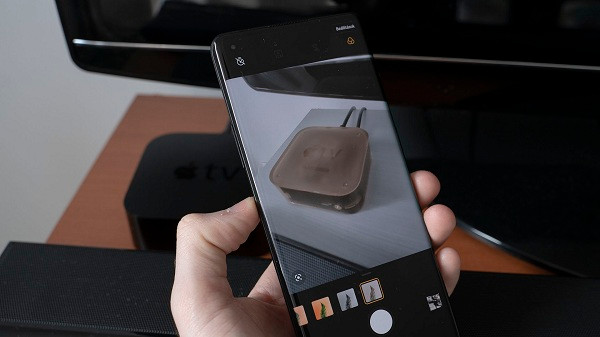 Cụ thể, khi hướng camera của OnePlus 8 Pro vào một chiếc bàn phím, Apple TV hoặc các thiết bị có vỏ ngoài bằng nhựa, bạn có thể nhìn thấy rõ linh kiện bên trong giống như nhìn qua hình ảnh X-quang.