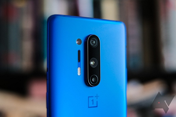 Bộ 4 camera sau của OnePlus 8 Pro bao gồm một camera chính 48MP f/1.8, một camera tele 3x 8MP f/2.4, một camera góc siêu rộng 48MP f/2.2 và một camera 5MP đo chiều sâu tích hợp bộ lọc màu Color Filter.