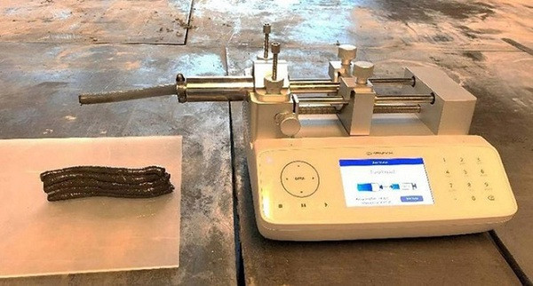 Mẫu 3D tạo nên từ bụi mặt trăng (regolith) được trộn với một thành phần của nước tiểu người gọi là urê