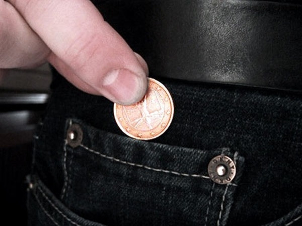 Chiếc quần jeans đầu tiên ra đời năm 1890 và được xem là thuỷ tổ của các quần jeans hiện nay. Với mục đích trên, quần jeans ngay từ thời đầu tiên đã luôn có một phong cách riêng với một chiếc túi nhỏ đính bên trong chiếc túi phía trước.