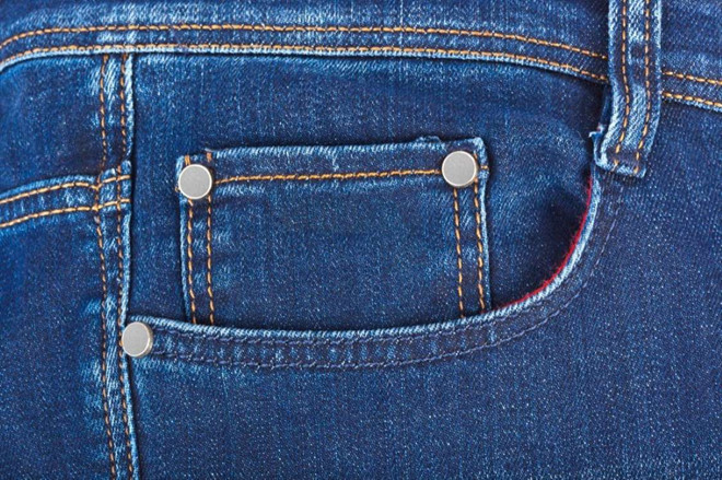 Trong tất cả các quần jeans đều có thêm một chiếc túi nhỏ được lồng vào bên trong chiếc túi chính phía trước của người mặc. Chiếc túi nhỏ “bất thường” này được xem như là chuẩn mực trên quần jeans, bất kể dành cho giới tính nào. Trong tất cả các quần jeans đều có 2 túi sau, 2 túi trước, và một chiếc túi nhỏ hình chữ nhật khá kỳ cục được gắn vào một trong hai chiếc túi trước.