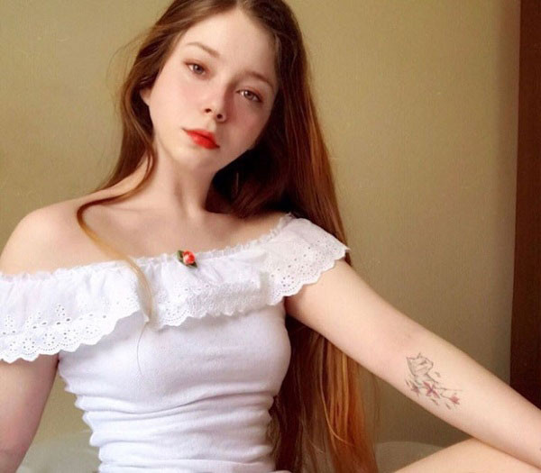 Khuôn mặt ngây thơ tựa thiên thần.