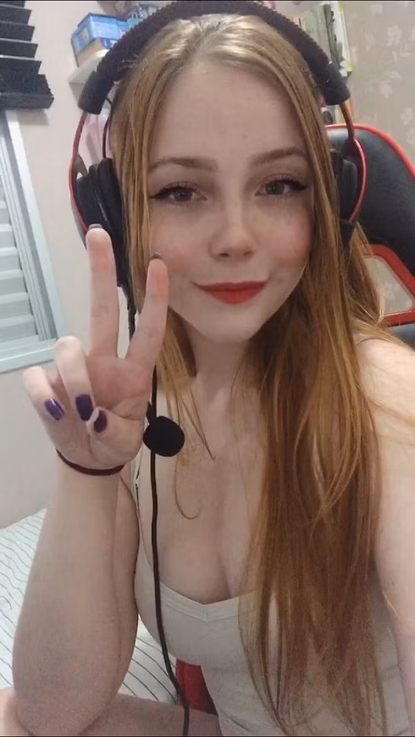 Thân hình nóng bỏng, nuột nà khiến anh em "mất máu"