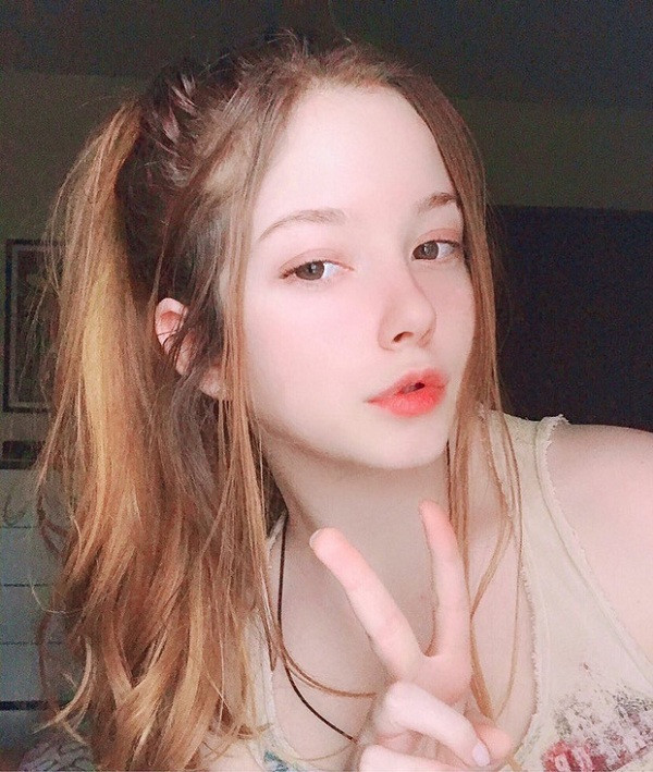 DiovanaKoni là một trong số cái tên vô cùng nổi bật trên nền tảng Twitch. Nữ game thủ LMHT mỗi lần xuất hiện lại khiến cộng đồng game dậy sóng bởi nhan sắc xinh đẹp và kỹ năng chơi game xuất sắc chẳng kém đáng mày râu.