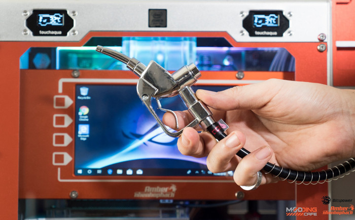 Các chi tiết nhỏ trên bộ PC cũng được hoàn thiện chuẩn chỉnh, từ tay cầm bơm xăng cũng có thể phun nước như thật, thực sự là vô cùng ấn tượng.