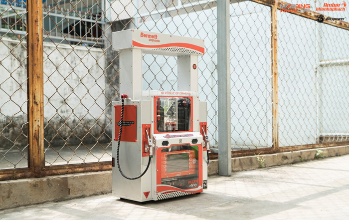 Được biết, bộ máy tính này được thực hiện theo yêu cầu của một... chủ tiệm xăng, muốn có dàn PC giống với trạm bơm xăng nên anh đã làm theo nguyên mẫu của chiếc Pacific eNVy từ hãng Bennett Pump ngoài đời thực.