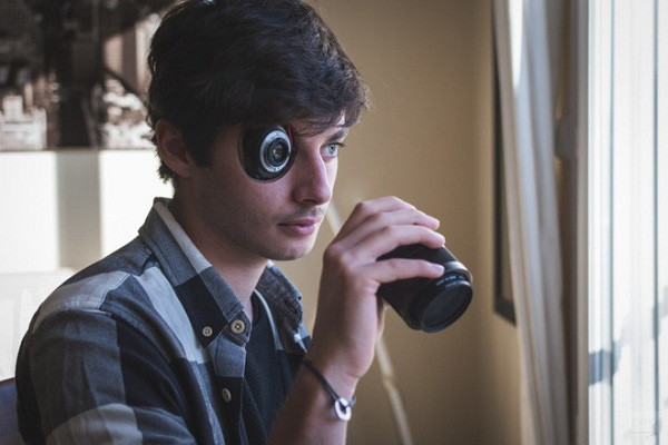 "Sau khi bàn bạc ý tưởng với người mẫu, tôi chụp ảnh ngay ở nhà họ cùng những đạo cụ như dây, ống thép... Người mẫu và đạo cụ được chụp trong cùng một bức ảnh, sử dụng Photoshop để ghép thành một và chỉnh sửa về màu sắc cho có sự đồng nhất" - Niko chia sẻ.