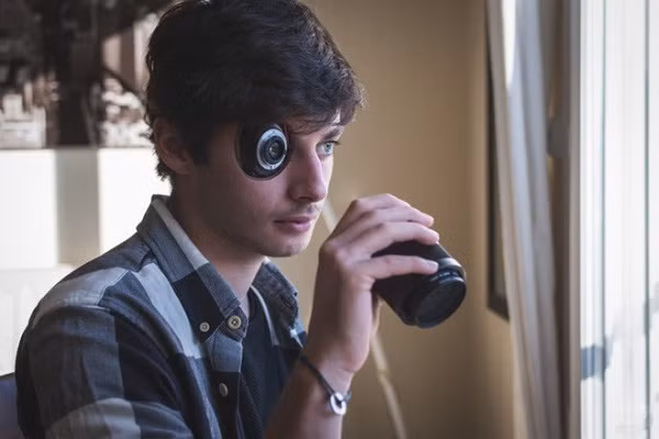 "Sau khi bàn bạc ý tưởng với người mẫu, tôi chụp ảnh ngay ở nhà họ cùng những đạo cụ như dây, ống thép... Người mẫu và đạo cụ được chụp trong cùng một bức ảnh, sử dụng Photoshop để ghép thành một và chỉnh sửa về màu sắc cho có sự đồng nhất" - Niko chia sẻ.