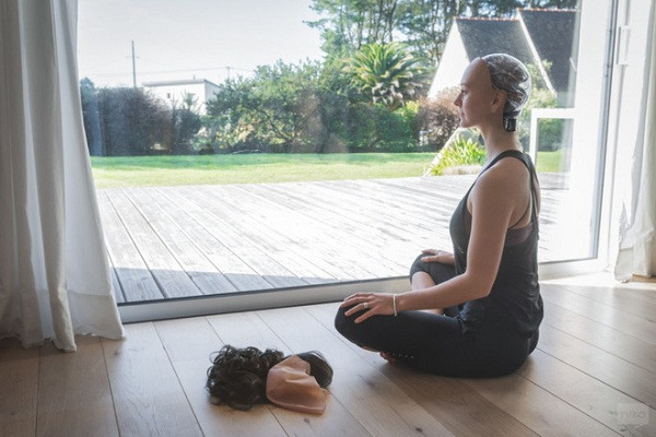 Nói về cảm hứng cho ý tưởng bộ ảnh, Niko cho biết: "Những robot nhìn hệt như con người, trí tuệ nhân tạo,... tất cả đều là những điều con người tưởng tượng về tương lai".