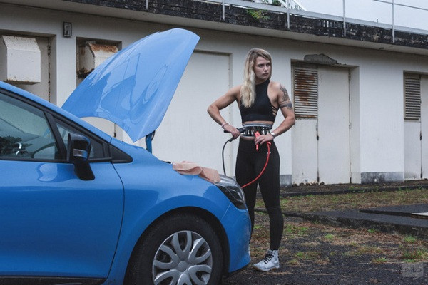 Niko dựa vào những đạo cụ thực tế là máy móc do anh cùng đồng nghiệp sáng tạo. Sau đó cả nhóm chỉnh sửa, cắt ghép hình ảnh chụp mẫu thật và mẫu robot, thay vì tạo ra những thứ mới từ CGI - công nghệ mô phỏng hình ảnh bằng máy tính.