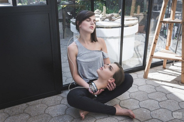 Dự án ảnh "robot sống trong con người" được thực hiện từ năm 2017. Đến nay đã có hơn 100 bức ảnh từ 40 người mẫu chuyên nghiệp tham gia.