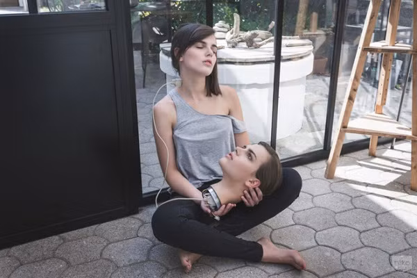 Dự án ảnh "robot sống trong con người" được thực hiện từ năm 2017. Đến nay đã có hơn 100 bức ảnh từ 40 người mẫu chuyên nghiệp tham gia.