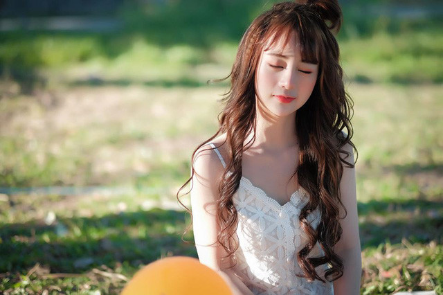 Jani còn được bạn bè xung quanh ngưỡng mộ bởi sự đa tài, ngoài làm mẫu ảnh cô nàng còn biết làm MC, thợ trang điểm, diễn viên,...