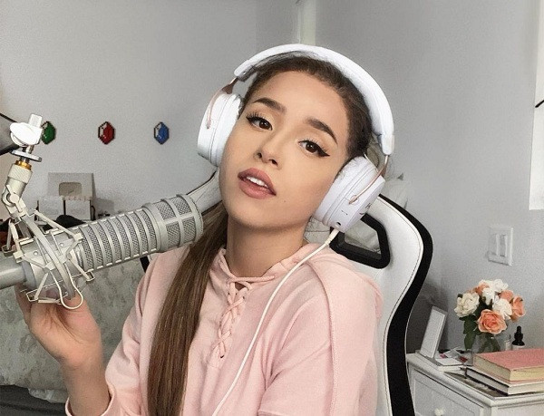 Một trong những nữ game thủ - streamer đình đám nhất thế giới Pokimane cũng từng công khai khoảnh khắc mặt mộc của mình. Tuy nhiên, khác với những nữ streamer khác, Pokimane chủ động lên sóng mà không trang điểm.