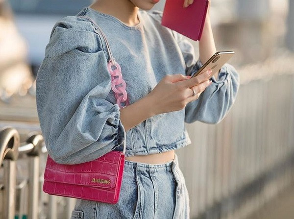 Diệu Nhi hiện sử dụng chiếc Iphone XS Max màu Gold, được Apple trình làng vào tháng 9/2018. Bộ 3 siêu phẩm iPhone 11 lên kệ cuối năm 2019 chưa ngừng “làm mưa làm gió” các tín đồ công nghệ. Tuy nhiên iPhone XS Max vẫn là sự lựa chọn của nhiều nghệ sĩ Vbiz bởi thiết kế sang trọng, không lỗi mốt, camera và hiệu năng sử dụng chất lượng.