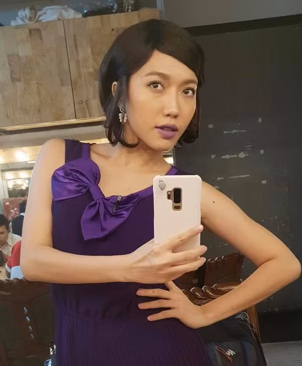 Qua loạt ảnh chia sẻ trên mạng xã hội, Diệu Nhi còn thường xuyên sử dụng các phiên bản điện thoại khác được cho là thuộc dòng Android.