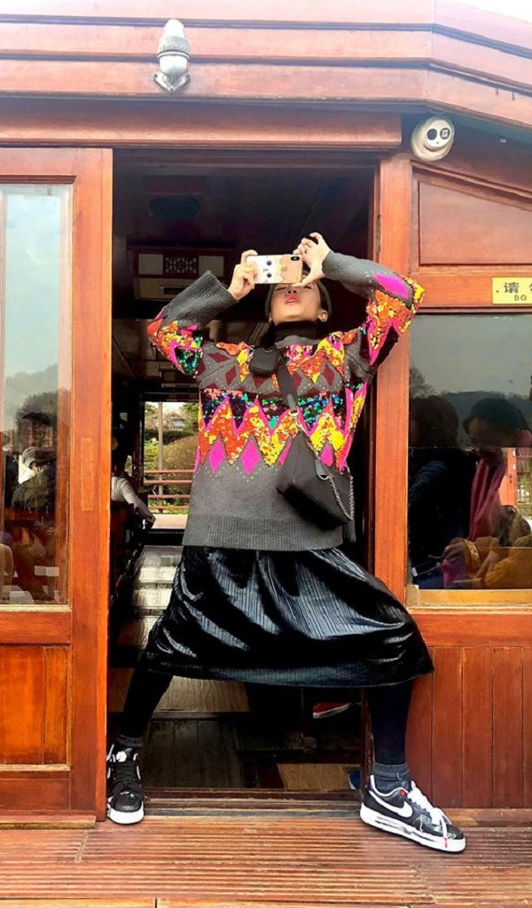 Nữ diễn viên còn thường xuyên sử dụng chiếc điện thoại này để thỏa sức selfie lung linh hay chụp ảnh sống ảo cùng đồng nghiệp, bạn bè trong những chuyến công tác, du lịch.