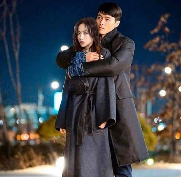 Gần đây, Diệu Nhi khiến không ít fans trầm trồ khi cô bất ngờ khoe ảnh chụp cùng Đại úy Ri trong “Hạ cánh nơi anh”. Thực chất, bức ảnh này chỉ là sản phẩm của photoshop, nữ diễn viên đã khéo léo cắt ghép khuôn mặt mình vào khuôn mặt nữ chính để được đứng kế bên Đại úy Ri mà mọi cô gái đều ao ước.