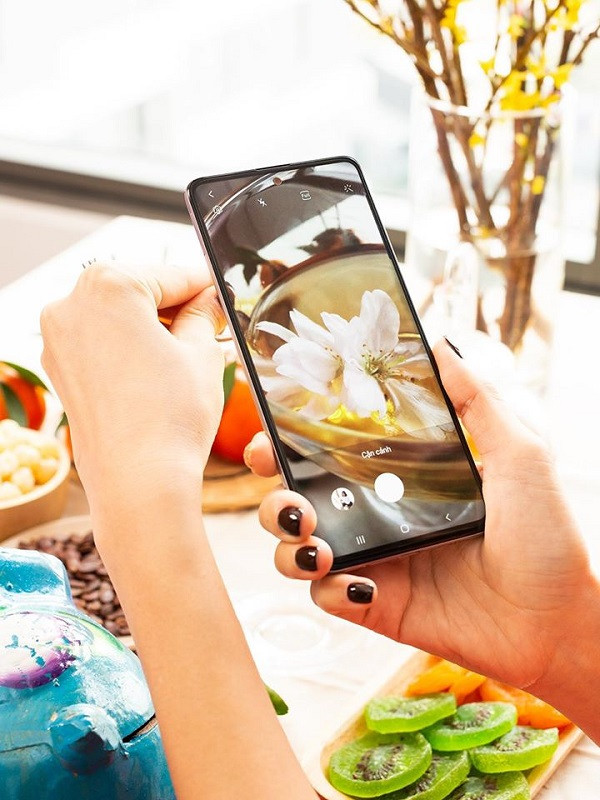 Cô nàng tận dụng camera cận cảnh xịn sò để chụp được những bức hình ấn tượng.