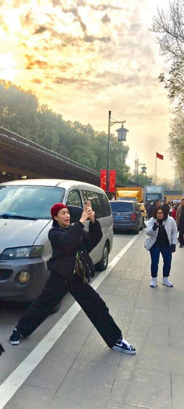 Hình ảnh Diệu Nhi bất chấp mọi ánh nhìn, tạo dáng khó hiểu để chụp hình cho bạn bè đủ hiểu cô nàng “có tâm” thế nào.