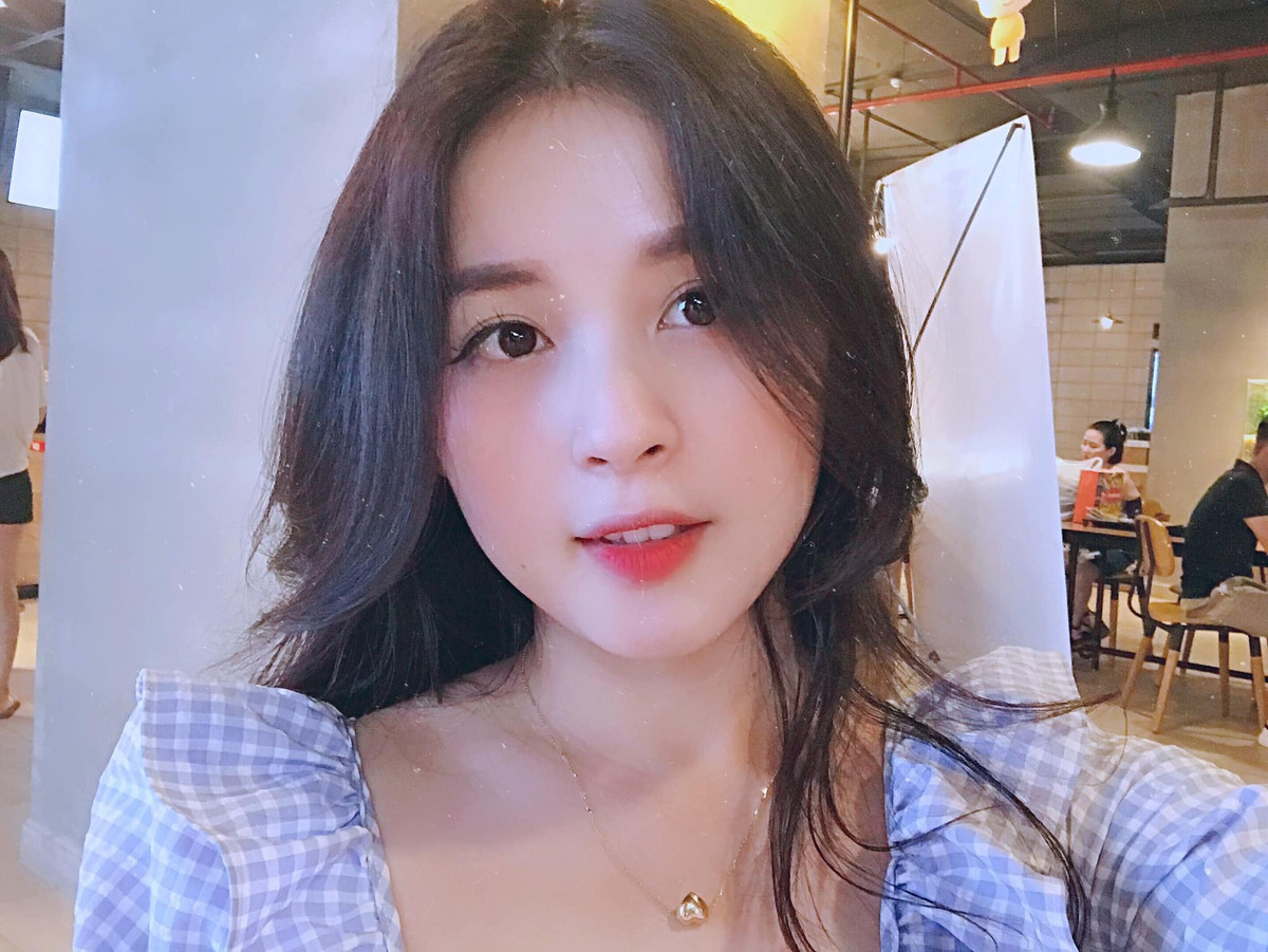 Còn về nữ streamer Thảo Nari, cô được mệnh danh là ''tình đầu quốc dân'' của cộng đồng game thủ Liên Quân Mobile. Sau mối tình với cầu thủ Trọng Đại, cô vẫn độc thân đến giờ mặc dù không ít lần thả thính anh em game thủ trên mạng xã hội.